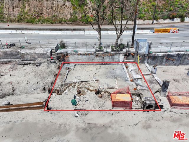 20802 Pacific Coast Highway, Malibu CA: https://media.crmls.org/mediaz/1b5a6b7e-ee6a-412b-b70f-53b837ae47d5.jpg