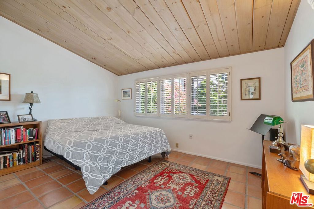 https://media.crmls.org/mediaz/1b5a979a-17c6-497d-89b6-40172f46d1a3.jpg?preset=X-Large