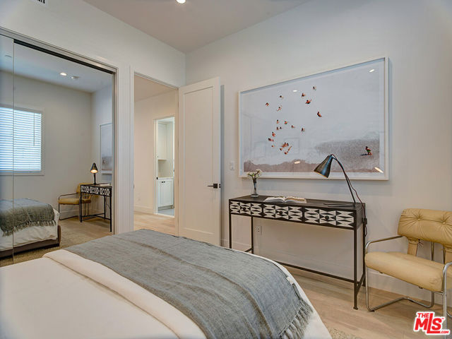 11979 Mayfield Avenue, Los Angeles CA: https://media.crmls.org/mediaz/1b5b1874-c655-48ee-a4e9-d0fa5520d606.jpg