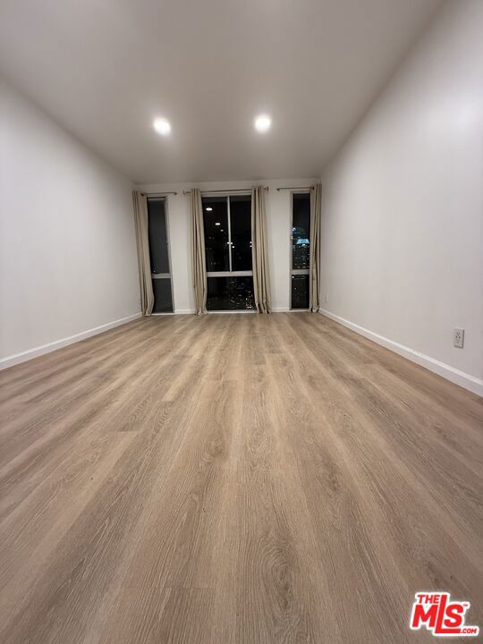 800 W 1st Street, Los Angeles CA: https://media.crmls.org/mediaz/1b5b76c0-4ef0-4762-b19e-fbfa91a5b375.jpg