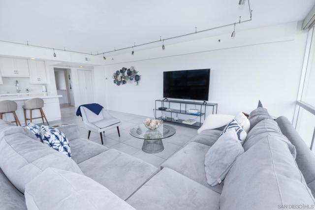 1710 Avenida Del Mundo, Coronado CA: https://media.crmls.org/mediaz/1b5b9514-ab81-4732-8962-7a87185e56b7.jpg