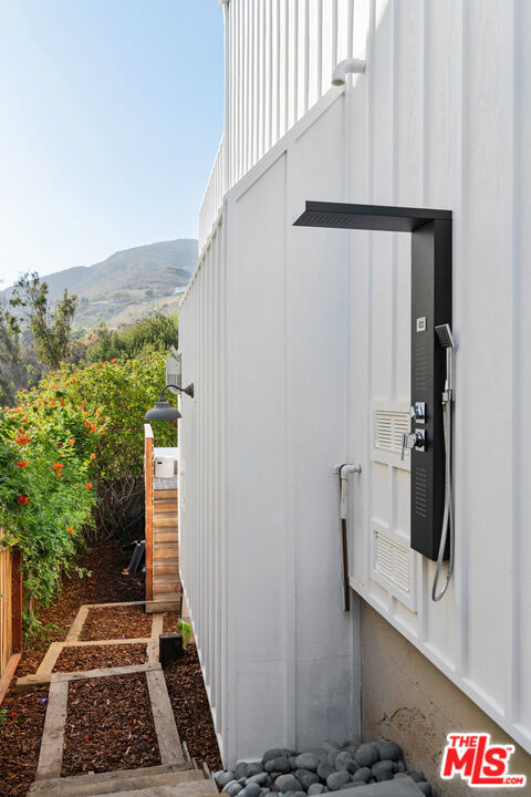 31866 Seafield Drive, Malibu CA: https://media.crmls.org/mediaz/1b5c3f2e-087e-4db6-8ce2-cd4eda6b7505.jpg