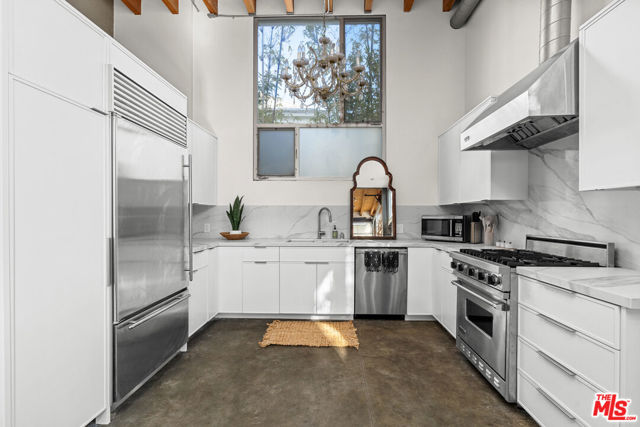 25 Brooks Avenue, Venice CA: https://media.crmls.org/mediaz/1b5cc590-8731-4fa8-af81-9926ca28de49.jpg