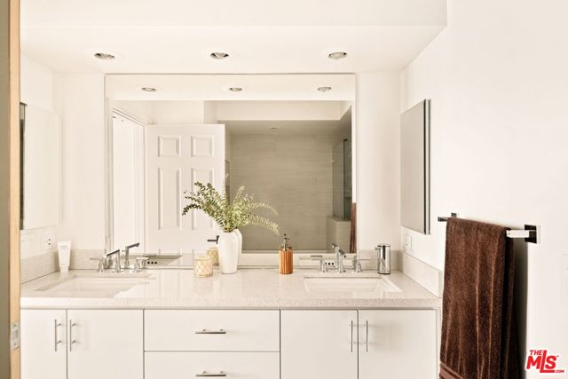 2940 Neilson Way, Santa Monica CA: https://media.crmls.org/mediaz/1b5cd0a7-c179-478c-80e2-e80bd2e7c9b0.jpg