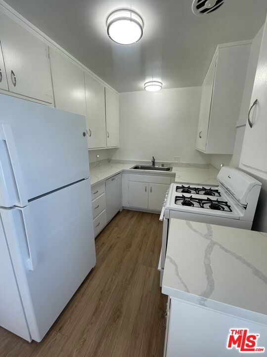 8420 Gulana Avenue, Playa del Rey CA: https://media.crmls.org/mediaz/1b5ceb66-2d1f-446b-b19d-815d55c8e1ad.jpg