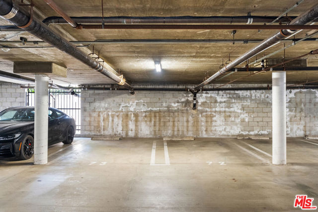 2405 34th Street, Santa Monica CA: https://media.crmls.org/mediaz/1b5d2cc8-5d4b-4c6f-9845-ab9cdd41467f.jpg