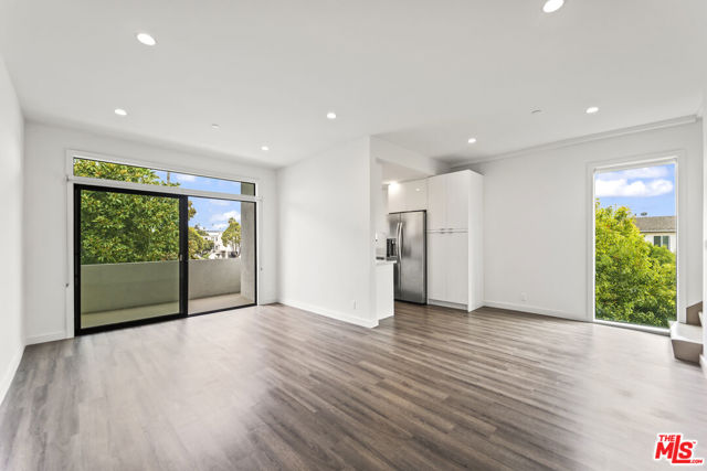 1254 9th Street, Santa Monica CA: https://media.crmls.org/mediaz/1b5da630-c1f0-4bec-bcc5-8a8cd967b369.jpg