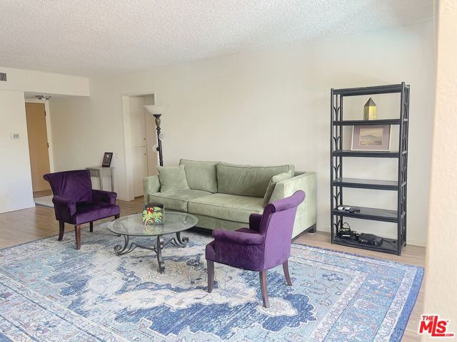 4915 Tyrone Avenue, Sherman Oaks CA: https://media.crmls.org/mediaz/1b5e7356-61be-48b7-90c9-470f8858bef4.jpg