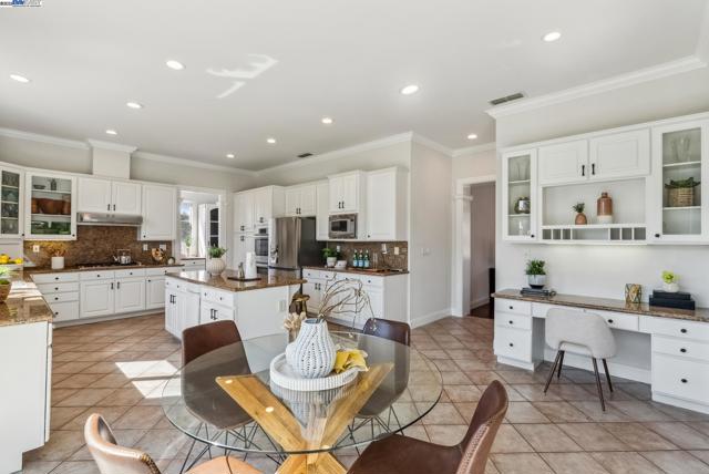 3879 Blackstone Ct, Castro Valley CA: https://media.crmls.org/mediaz/1b5f6bfc-dbe1-48fb-83bf-3cf87104da13.jpg
