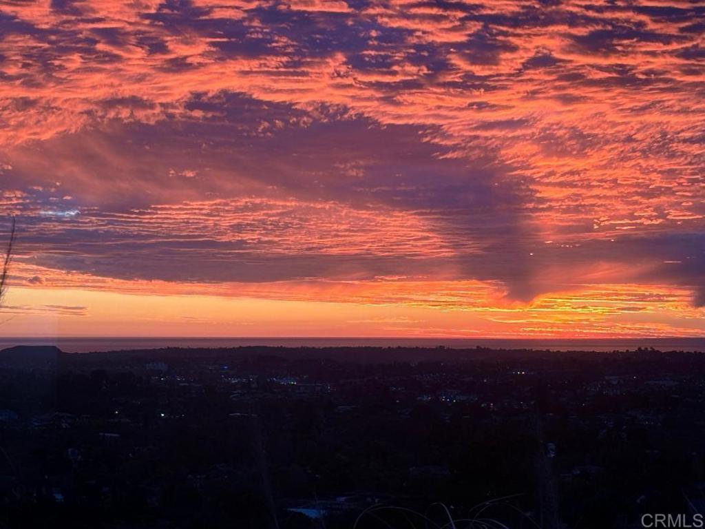 https://media.crmls.org/mediaz/1b6048d3-d00f-41c0-8f0b-fb68a78301d8.jpg?preset=X-Large