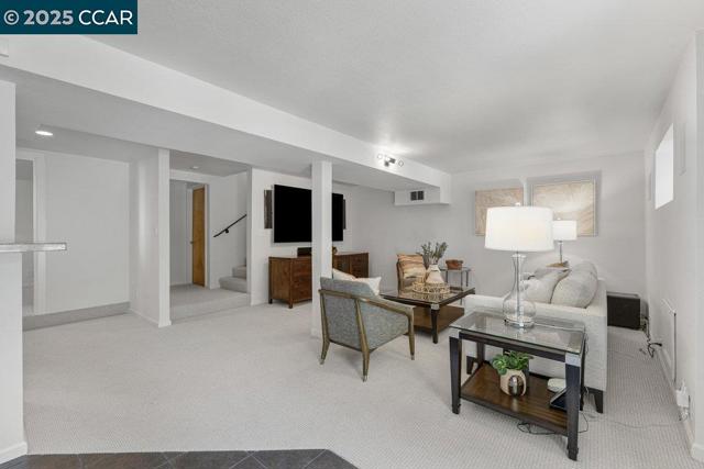 5 Kayser Ct, Walnut Creek CA: https://media.crmls.org/mediaz/1b606bac-9b04-4a25-bede-fb94e47b59ae.jpg