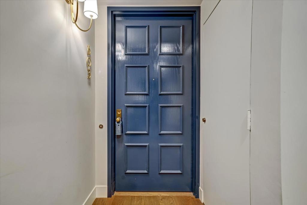 https://media.crmls.org/mediaz/1b626112-e9c1-4839-9110-861aee186f00.jpg?preset=X-Large