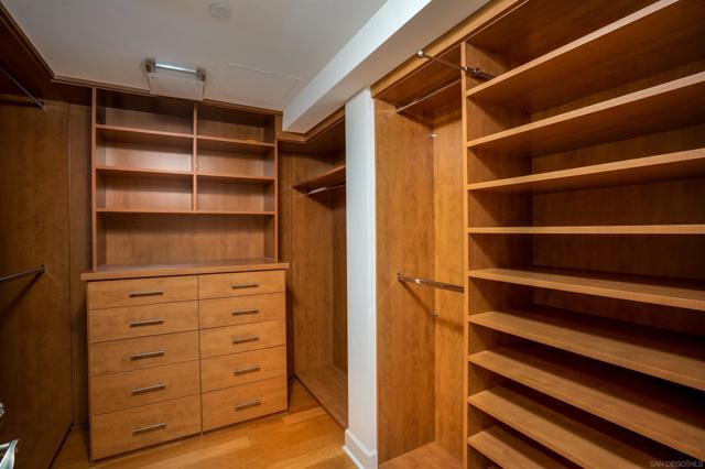 1000 Genter St, La Jolla CA: https://media.crmls.org/mediaz/1b6309b7-3bb6-4e10-a2c6-8cbc1de42ce4.jpg