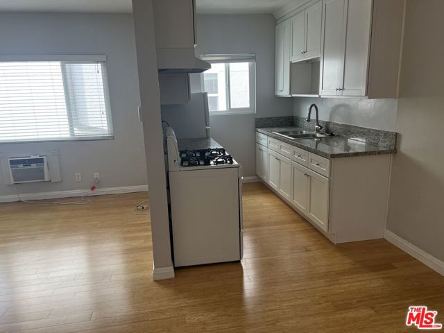 233 N PARK VIEW Street, Los Angeles CA: https://media.crmls.org/mediaz/1b632529-24a4-4cf5-ba13-22ebbad481d5.jpg