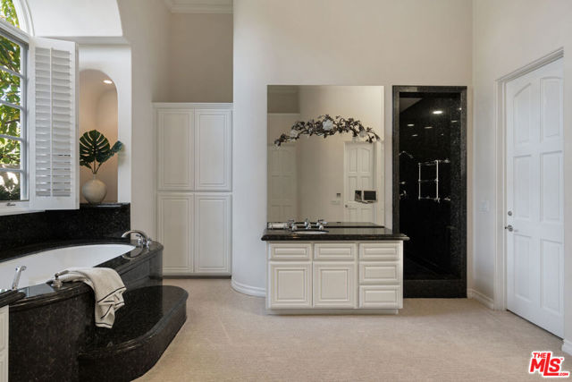 16727 Camino Sierra Del Sur Drive, Rancho Santa Fe CA: https://media.crmls.org/mediaz/1b65c17a-488f-45c4-bae2-c35c2aba9e97.jpg