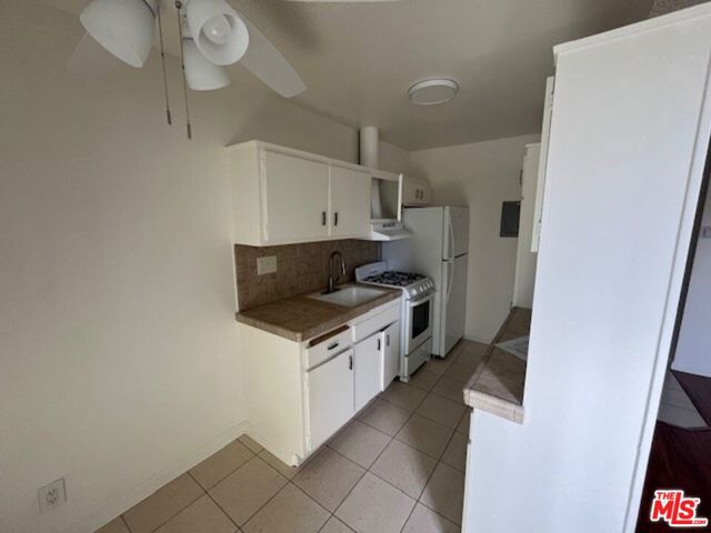 8615 Balboa Boulevard photo 4