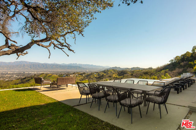 13331 Mulholland Drive, Beverly Hills CA: https://media.crmls.org/mediaz/1b667ce6-d66b-41b2-9e5a-9c37365a559c.jpg