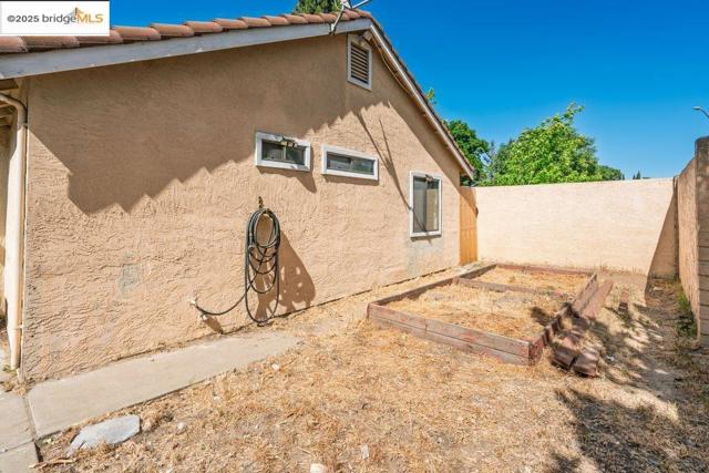 1927 Babbe St, Oakley CA: https://media.crmls.org/mediaz/1b66d0b6-fd51-43c7-b4ec-e77312528469.jpg