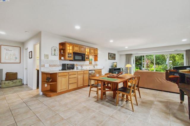 3565 Star Ridge Rd, Hayward CA: https://media.crmls.org/mediaz/1b67bdc8-6ebb-473c-8fee-5e012281c2c9.jpg