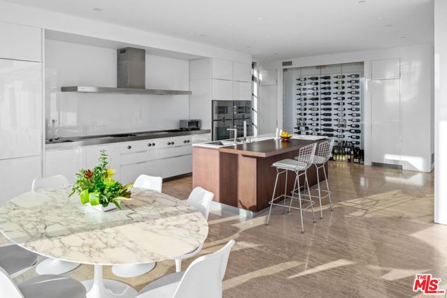 623 Alma Real Drive, Pacific Palisades CA: https://media.crmls.org/mediaz/1b68be5a-2026-40e1-be3d-a2324ddd78a8.jpg