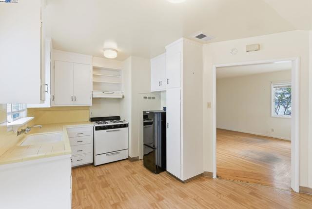 2133 Clinton Ave, Alameda CA: https://media.crmls.org/mediaz/1b68dcf7-d3c9-4b96-8aea-92404c03a6ce.jpg