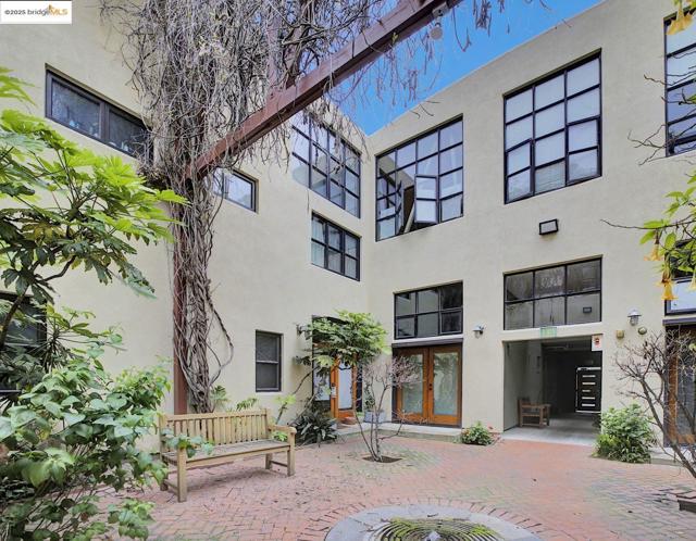 1695 15Th St, Oakland CA: https://media.crmls.org/mediaz/1b68debe-e55d-42b2-9079-a0f5ddeebbec.jpg