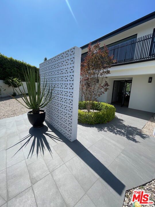 8674 Edwin Drive, Los Angeles CA: https://media.crmls.org/mediaz/1b69a514-a8a7-4c96-a6fd-2e8630031baf.jpg