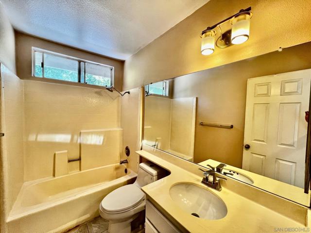 1370 Montego Ct, Vista CA: https://media.crmls.org/mediaz/1b69ef09-52bc-4fc3-86f9-53c464ccfc7a.jpg