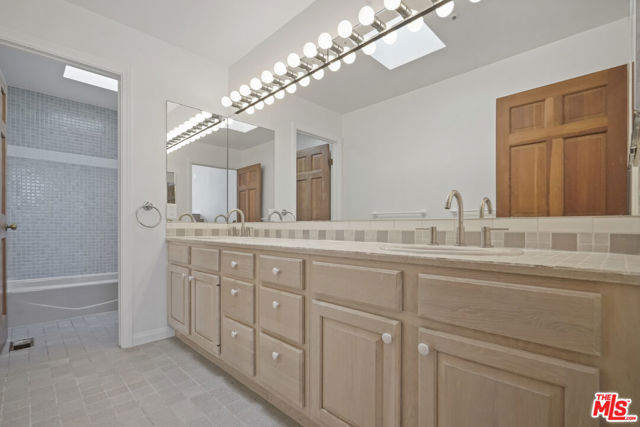 31763 Cottontail Lane, Malibu CA: https://media.crmls.org/mediaz/1b6a3435-075f-4f2e-8443-f991b86ee619.jpg