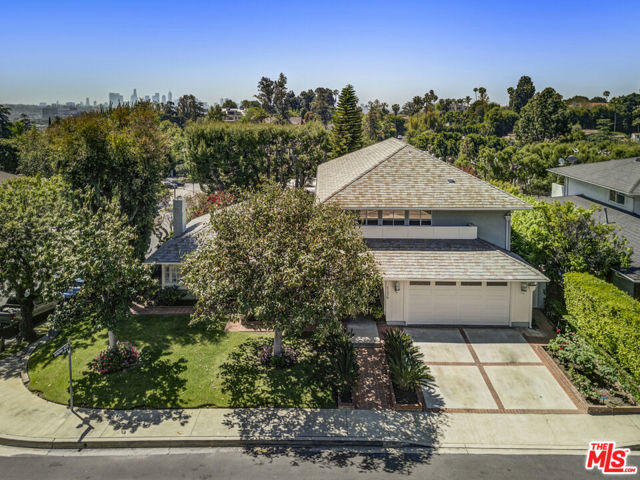 5136 Los Bonitos Way, Los Angeles CA: https://media.crmls.org/mediaz/1b6ac9d8-cb52-4db8-81e6-590c940e1a66.jpg