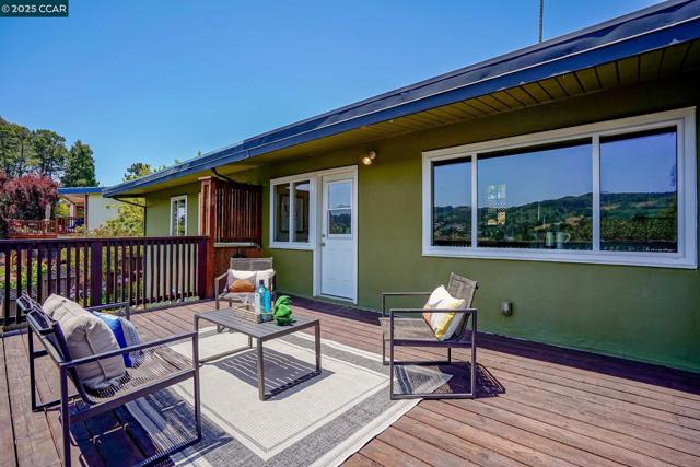 2835 Stephen Dr, Richmond CA: https://media.crmls.org/mediaz/1b6aca59-cae1-4dbd-86dd-7a1fdfe91b50.jpg