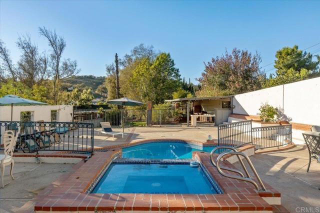 1971 Bernardo Avenue, Escondido CA: https://media.crmls.org/mediaz/1b6afc10-ce25-47d9-936a-c8b12b23c621.jpg