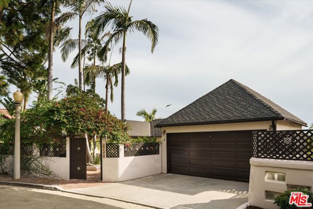 4189 Holly Knoll Drive, Los Angeles CA: https://media.crmls.org/mediaz/1b6b63d6-7e01-43c9-8ca6-d838b5b27fcc.jpg