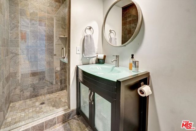 3530 Royal Woods Drive, Sherman Oaks CA: https://media.crmls.org/mediaz/1b6bb831-7717-44ff-b9e6-c7b81ca5824f.jpg