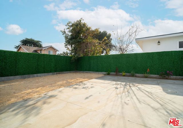 1050 W 48th Street, Los Angeles CA: https://media.crmls.org/mediaz/1b6d3f4d-02df-4a69-8616-12e7a1eeb01b.jpg