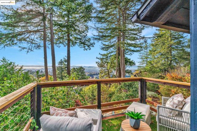 6141 Merriewood Dr, Oakland CA: https://media.crmls.org/mediaz/1b6d747e-3cbf-45cd-b05e-d18958c8bc35.jpg