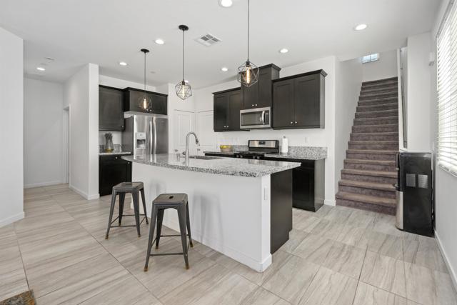 Detail Gallery Image 8 of 48 For 4192 Camino Campana, Oceanside,  CA 92057 - 4 Beds | 3 Baths