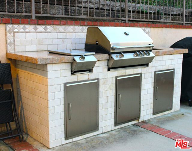 11502 Dona Teresa Drive, Studio City CA: https://media.crmls.org/mediaz/1b6ea4cb-4b7e-4c4a-bf27-5100b51e0dc6.jpg