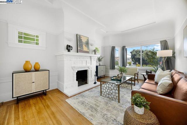 300 Somerset St, San Francisco CA: https://media.crmls.org/mediaz/1b6f8cab-21d2-420f-a775-3bd708241781.jpg