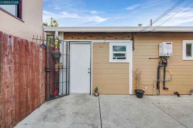 2027 83Rd Ave, Oakland CA: https://media.crmls.org/mediaz/1b6fec75-3649-4e9c-8077-3b0aa1ff8230.jpg