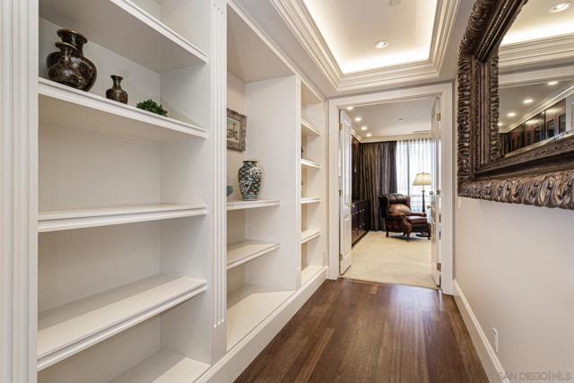 700 Front St, San Diego CA: https://media.crmls.org/mediaz/1b700d18-31b9-4f57-8df7-f513afee115d.jpg