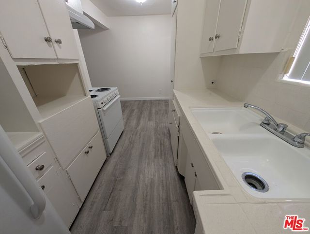 2120 Carmona Avenue, Los Angeles CA: https://media.crmls.org/mediaz/1b71c527-0b6a-4516-ad82-f91d3617cedd.jpg