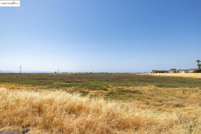 15388 Heron Dr, San Leandro CA: https://media.crmls.org/mediaz/1b742f41-9697-444b-8d2d-4499e7928211.jpg
