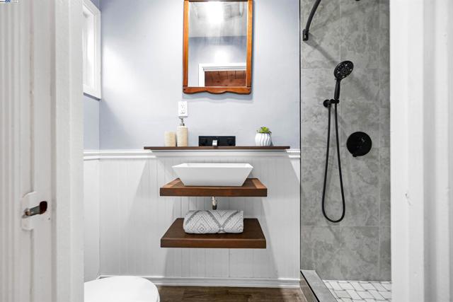 3908 Archmont Pl, Oakland CA: https://media.crmls.org/mediaz/1b748ada-3168-42aa-bbc0-b39a984c4b41.jpg