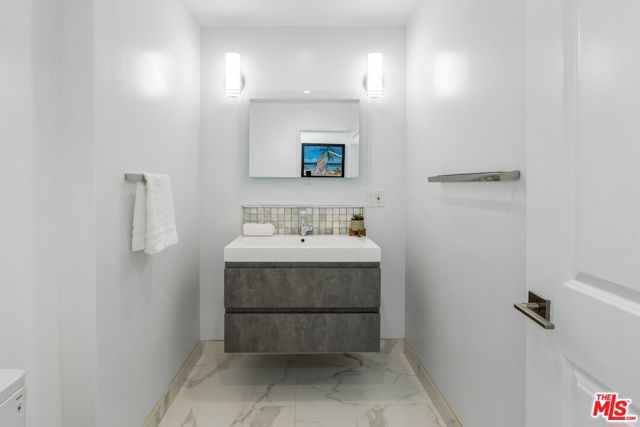 3806 Ocean Front Walk, Marina del Rey CA: https://media.crmls.org/mediaz/1b748ec8-fe06-430b-91c6-d556a6bc5ce9.jpg