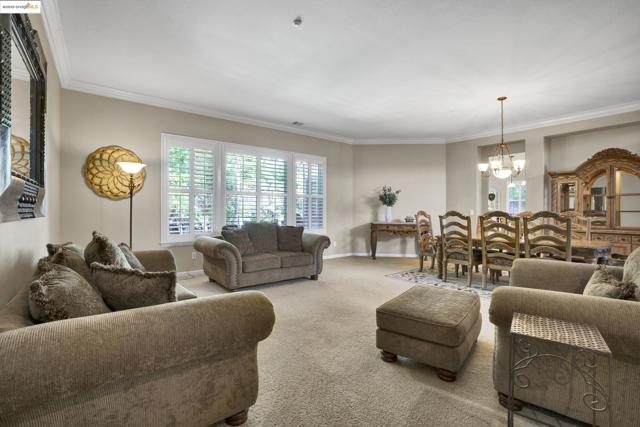 1117 Teal Ct, Brentwood CA: https://media.crmls.org/mediaz/1b75138f-4a27-492b-ae78-0ac264914ad1.jpg