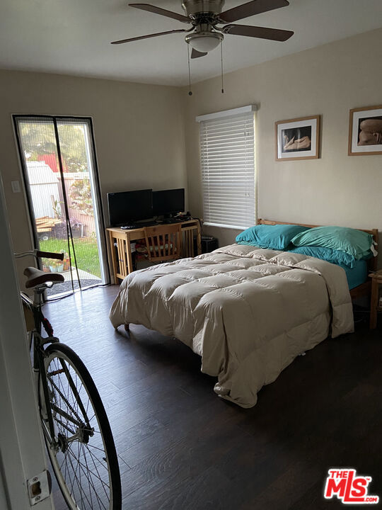 907 E 81st Street, Los Angeles CA: https://media.crmls.org/mediaz/1b75893f-b8f2-4205-a643-f9bea8afda2d.jpg
