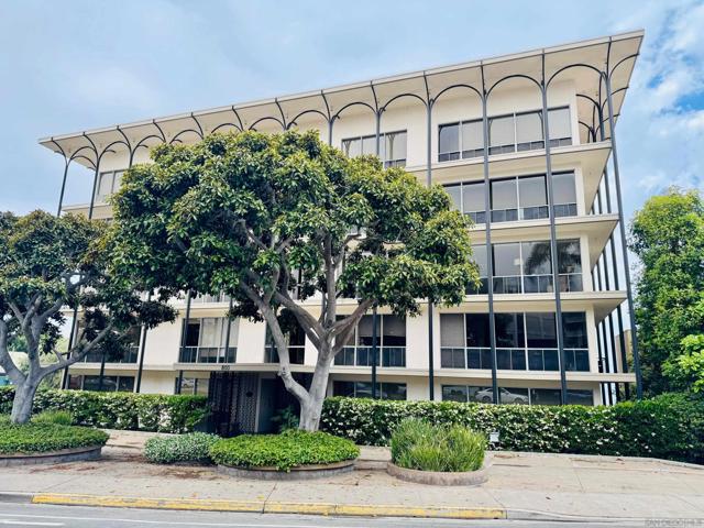 800 Prospect St, La Jolla CA: https://media.crmls.org/mediaz/1b75af35-6afe-4fd3-a5c9-dc5fcc94d0a9.jpg