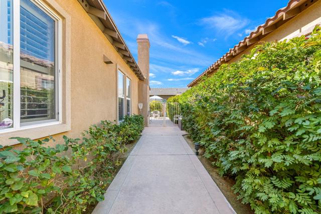 37 Shoreline Drive, Rancho Mirage CA: https://media.crmls.org/mediaz/1b7645ca-1057-4284-b7e7-3887b5363bad.jpg
