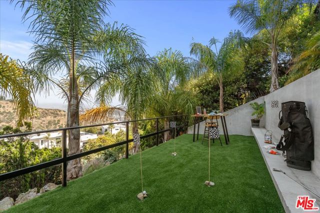 2284 Hercules Drive, Los Angeles CA: https://media.crmls.org/mediaz/1b766b79-da25-4017-9af2-ca929123cac0.jpg